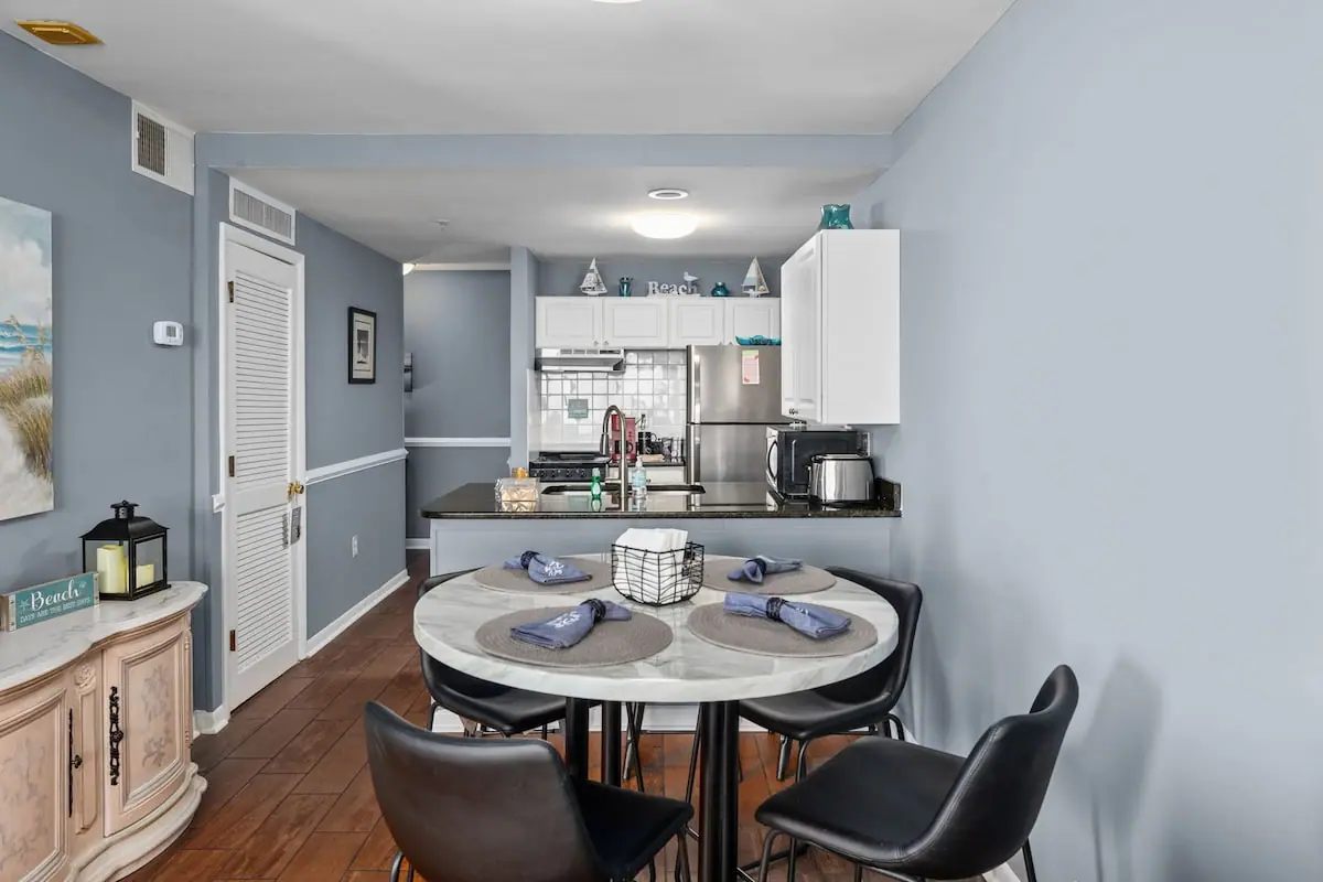 Dinning Area — Renaissance Tower Oceanfront 3-Bedroom Condo