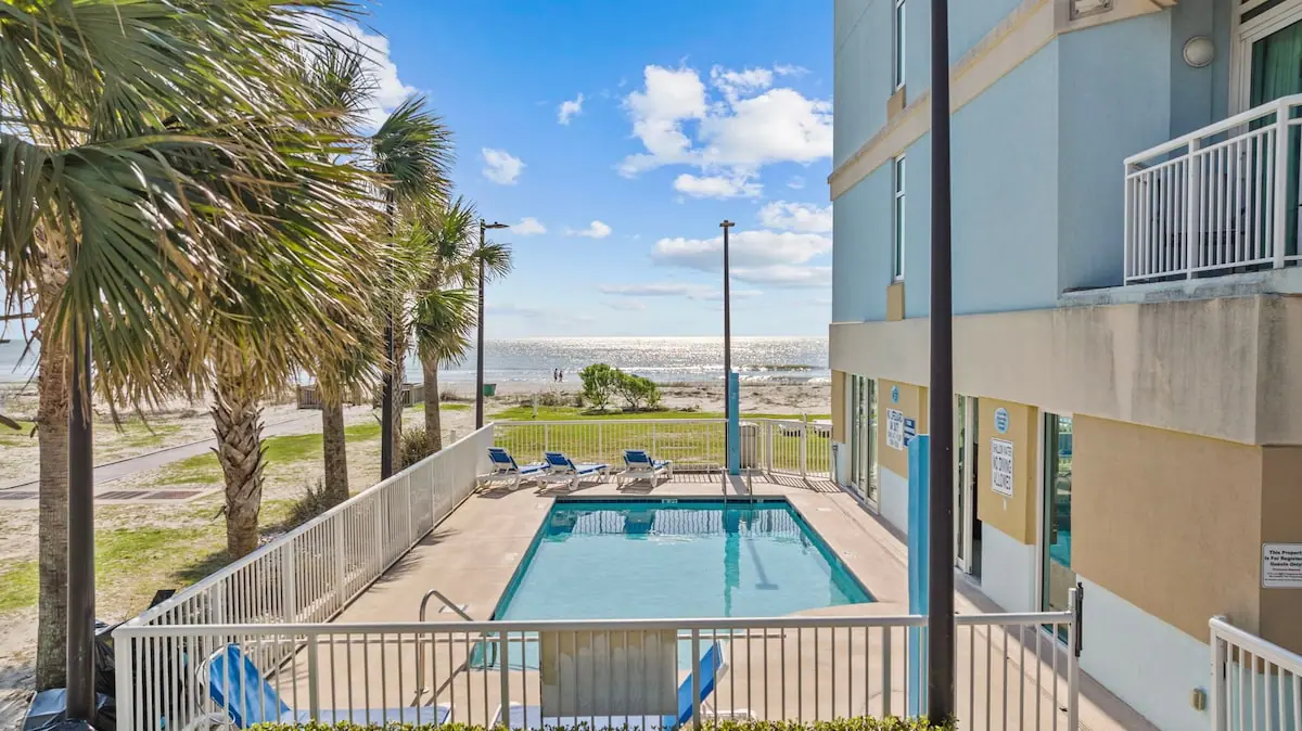 Whispering Waves Hideout 1BR in Myrtle Beach, South Carolina: photo 4 of 10