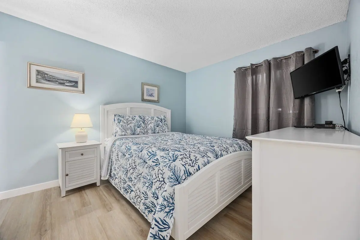 The Tide Calls 1BR Ocean Front in Murrells Inlet, South Carolina: photo 2 of 10